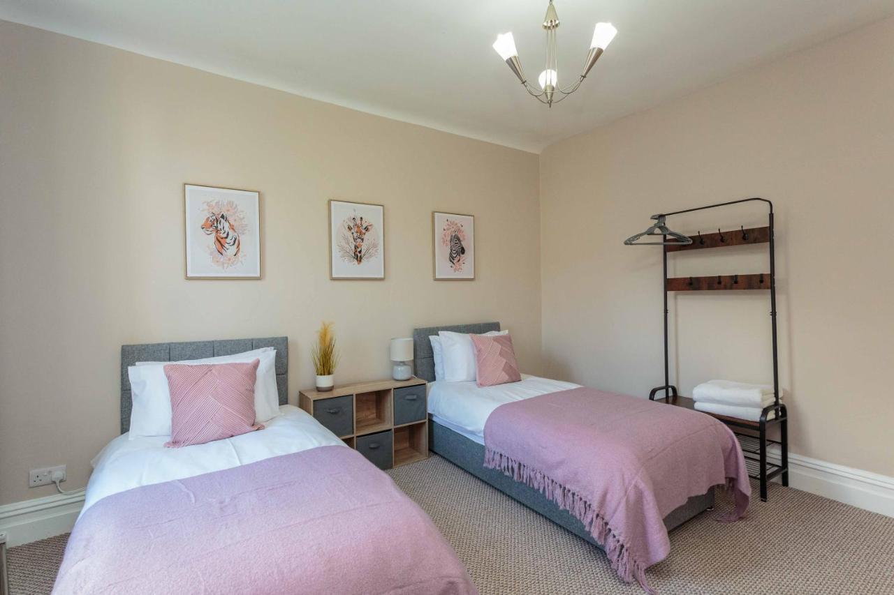 Stylish Lytham 5 Bedroom 3 Bathroom House With Hot Tub Lytham St Annes Bagian luar foto