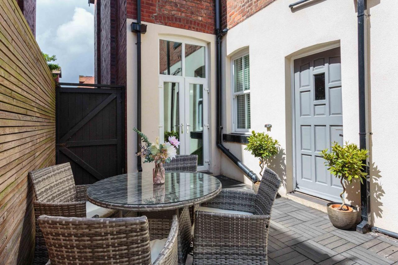 Stylish Lytham 5 Bedroom 3 Bathroom House With Hot Tub Lytham St Annes Bagian luar foto