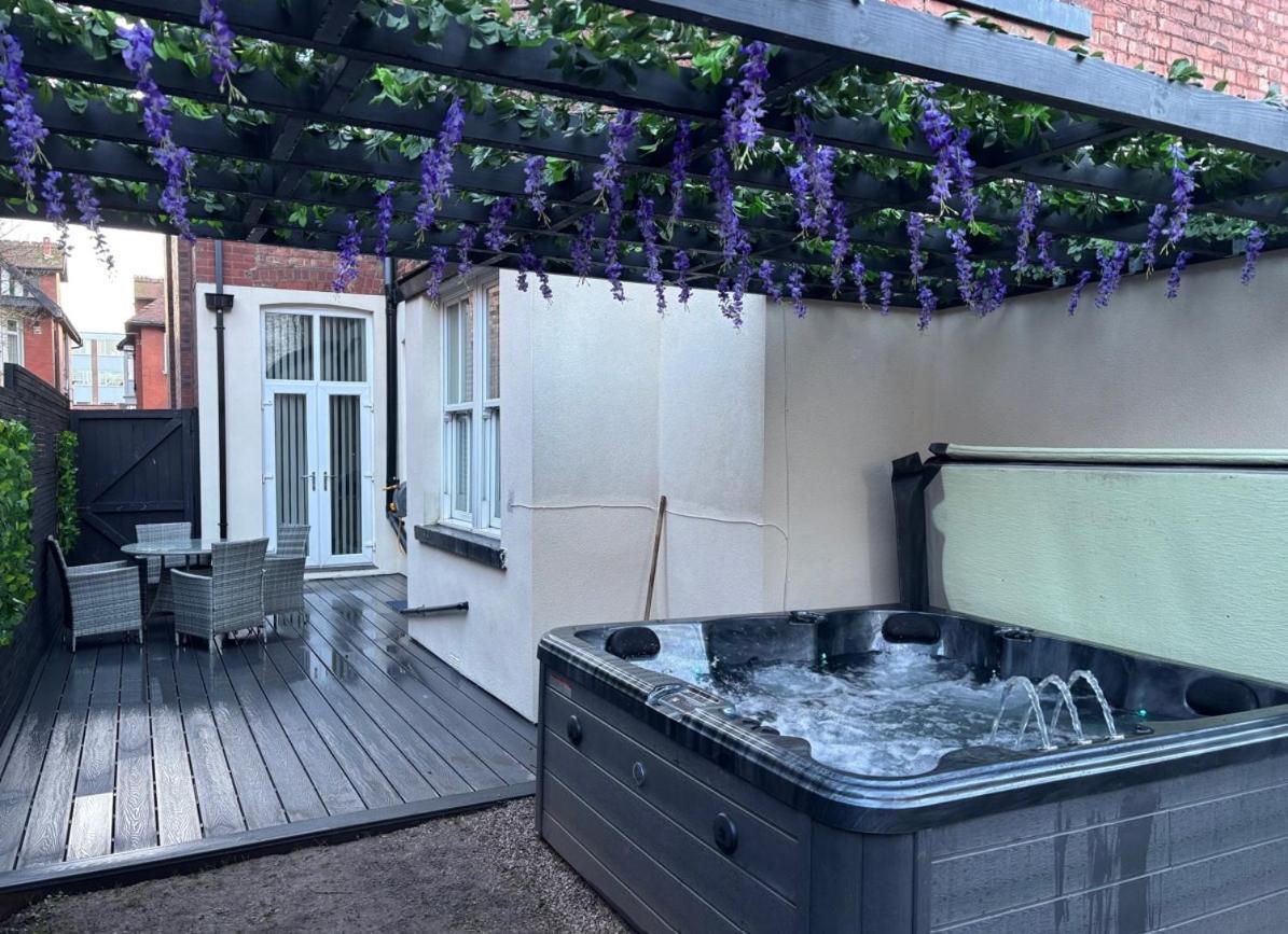 Stylish Lytham 5 Bedroom 3 Bathroom House With Hot Tub Lytham St Annes Bagian luar foto
